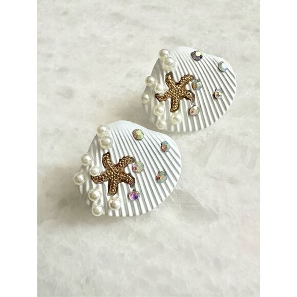 White clamshell stud earrings with gold starfish, iridescent rhinestone - Picture 5 of 5